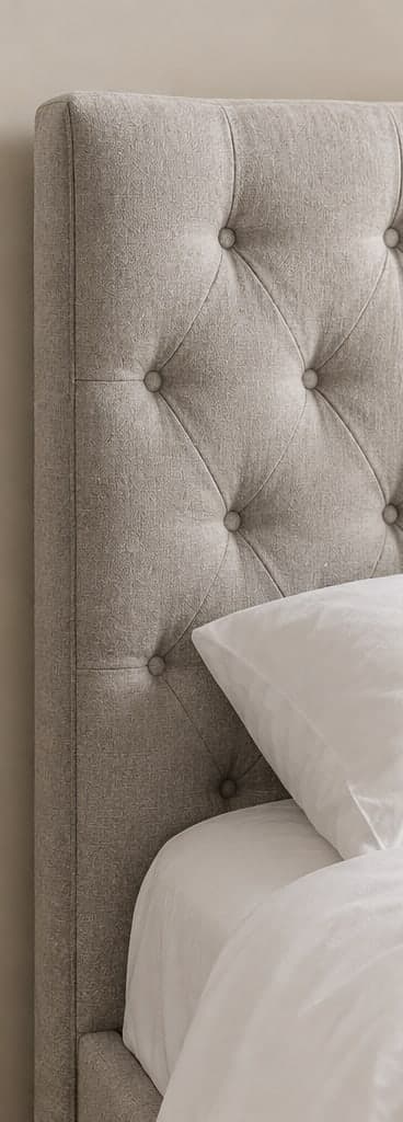 Cabecero capitoneado en lino gris junto a una almohada blanca